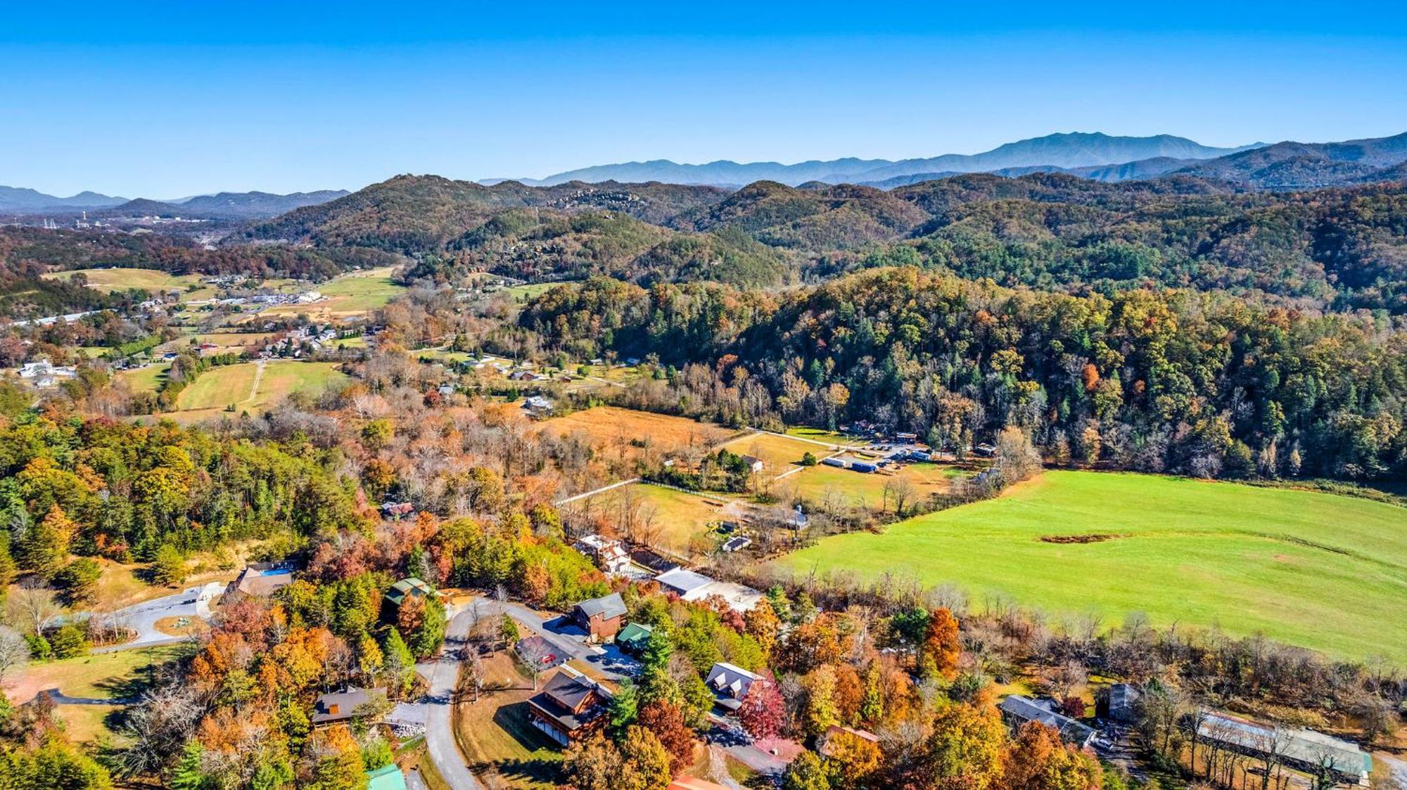 Bearfoot Pines - True Log Cabin - Wi-Fi, Hot Tub, Fishing, Deck With Views! - Mins To Pf Sevierville Eksteriør billede