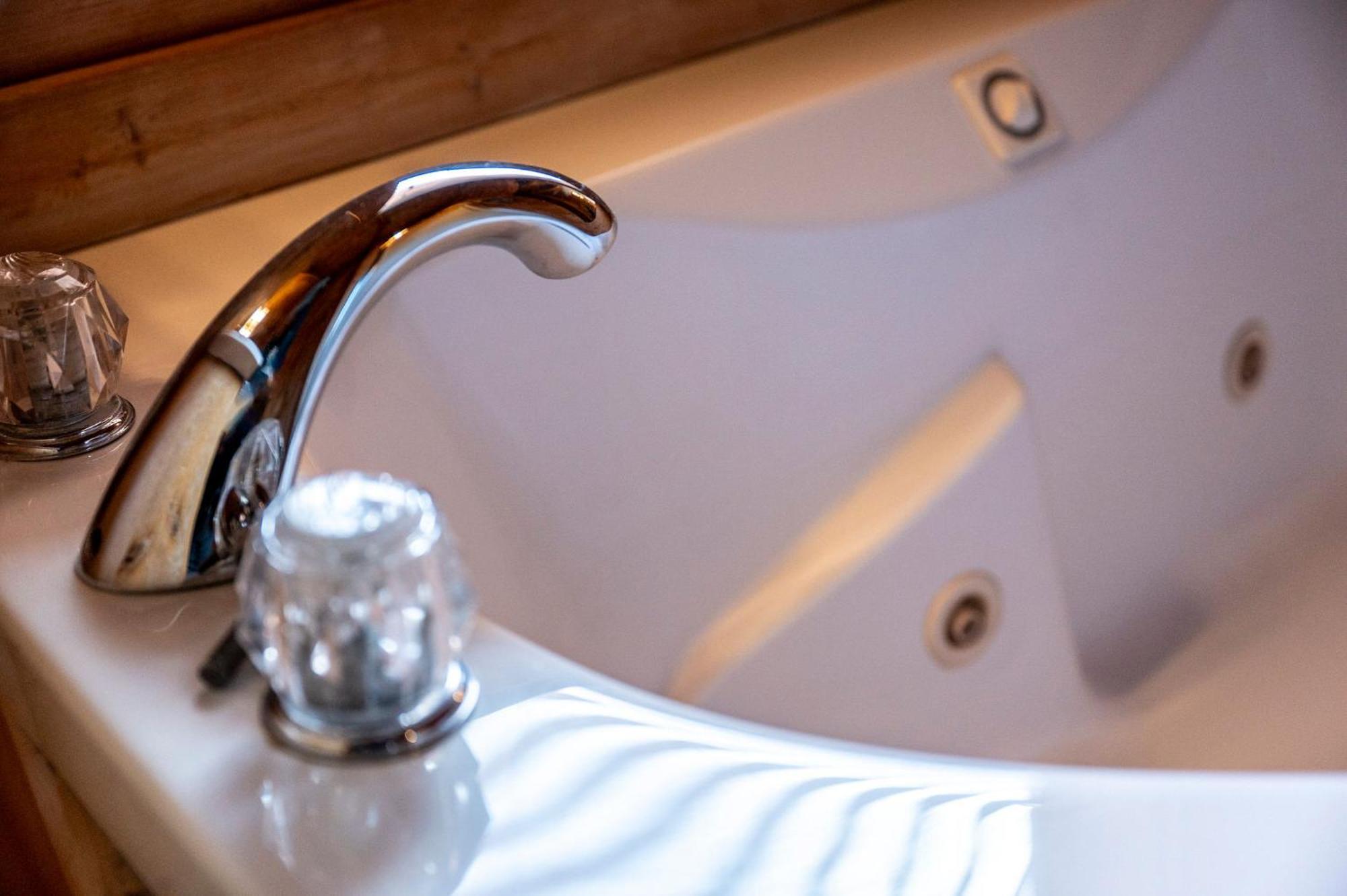 Bearfoot Pines - True Log Cabin - Wi-Fi, Hot Tub, Fishing, Deck With Views! - Mins To Pf Sevierville Eksteriør billede