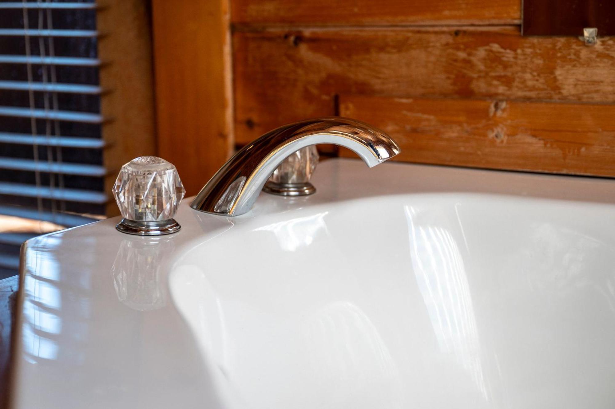 Bearfoot Pines - True Log Cabin - Wi-Fi, Hot Tub, Fishing, Deck With Views! - Mins To Pf Sevierville Eksteriør billede