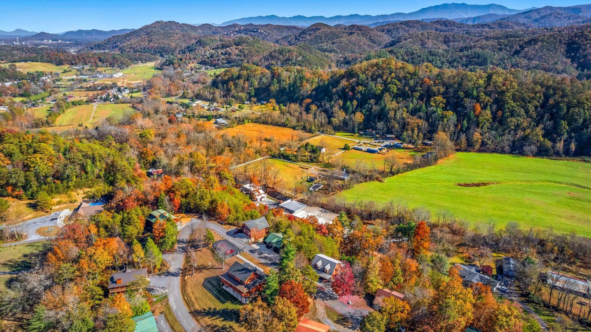 Bearfoot Pines - True Log Cabin - Wi-Fi, Hot Tub, Fishing, Deck With Views! - Mins To Pf Sevierville Eksteriør billede