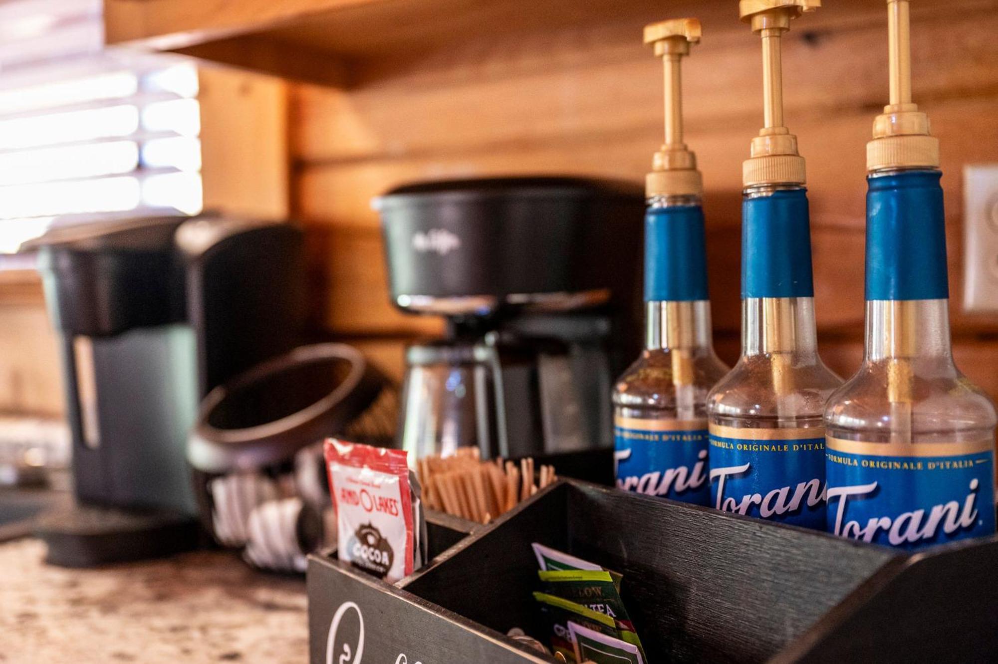 Bearfoot Pines - True Log Cabin - Wi-Fi, Hot Tub, Fishing, Deck With Views! - Mins To Pf Sevierville Eksteriør billede