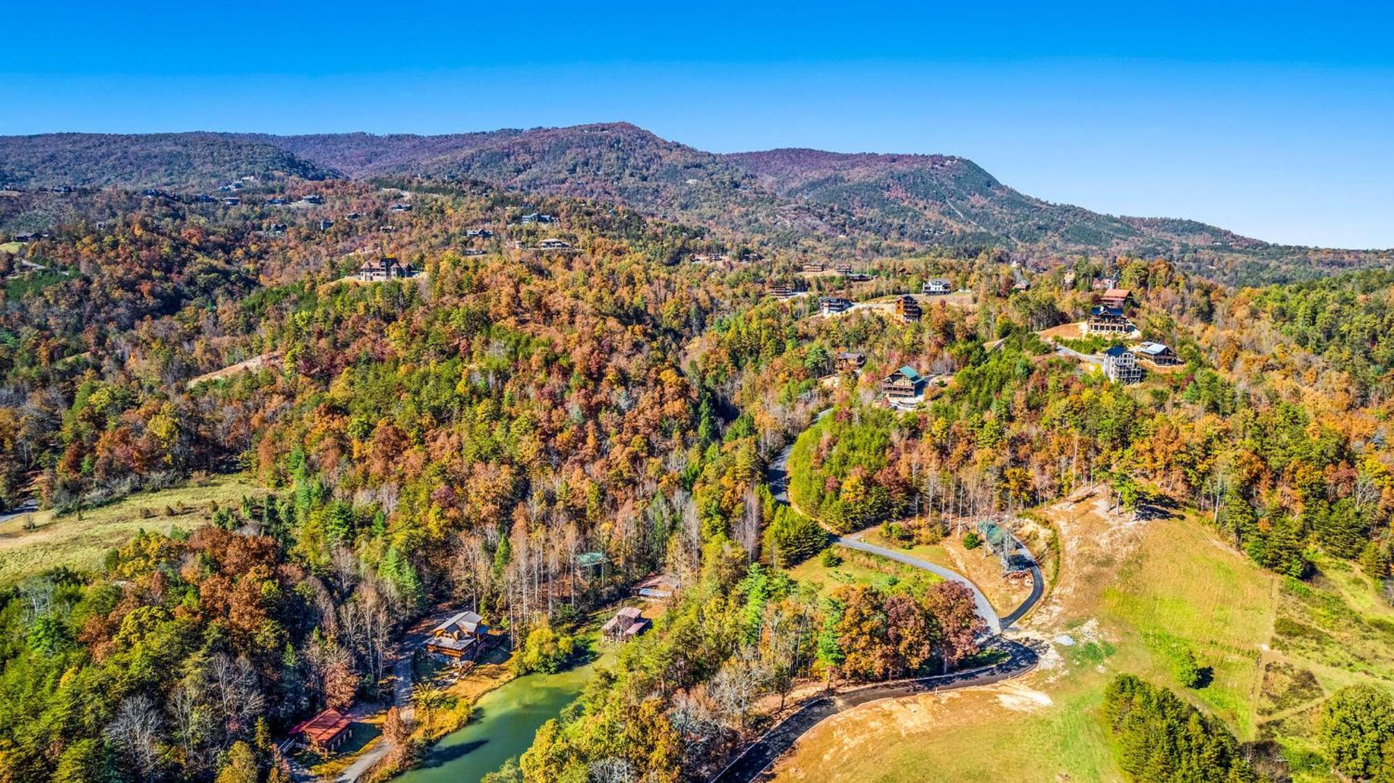 Bearfoot Pines - True Log Cabin - Wi-Fi, Hot Tub, Fishing, Deck With Views! - Mins To Pf Sevierville Eksteriør billede