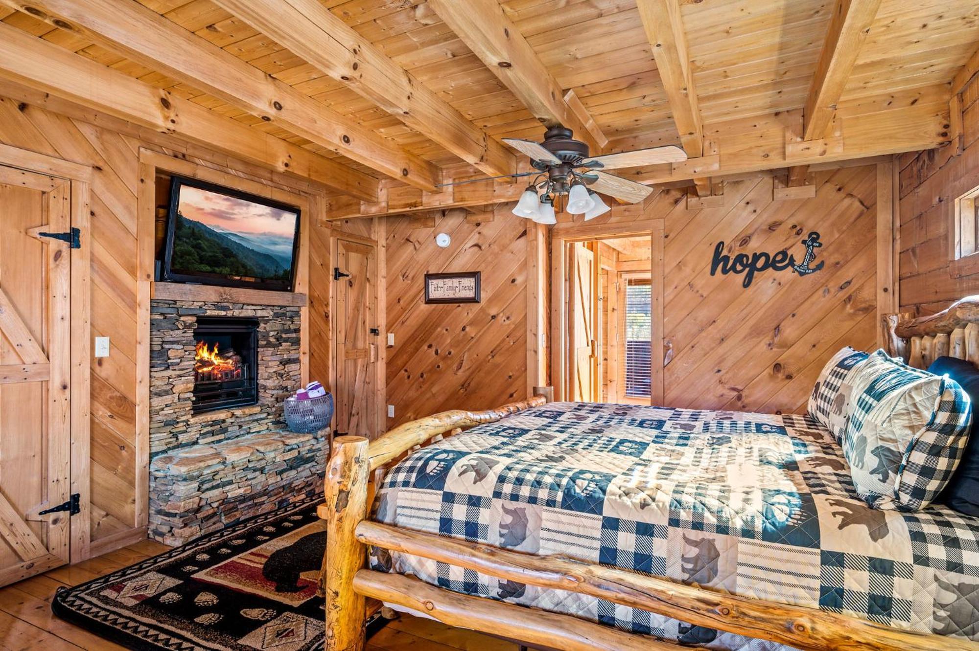 Bearfoot Pines - True Log Cabin - Wi-Fi, Hot Tub, Fishing, Deck With Views! - Mins To Pf Sevierville Eksteriør billede