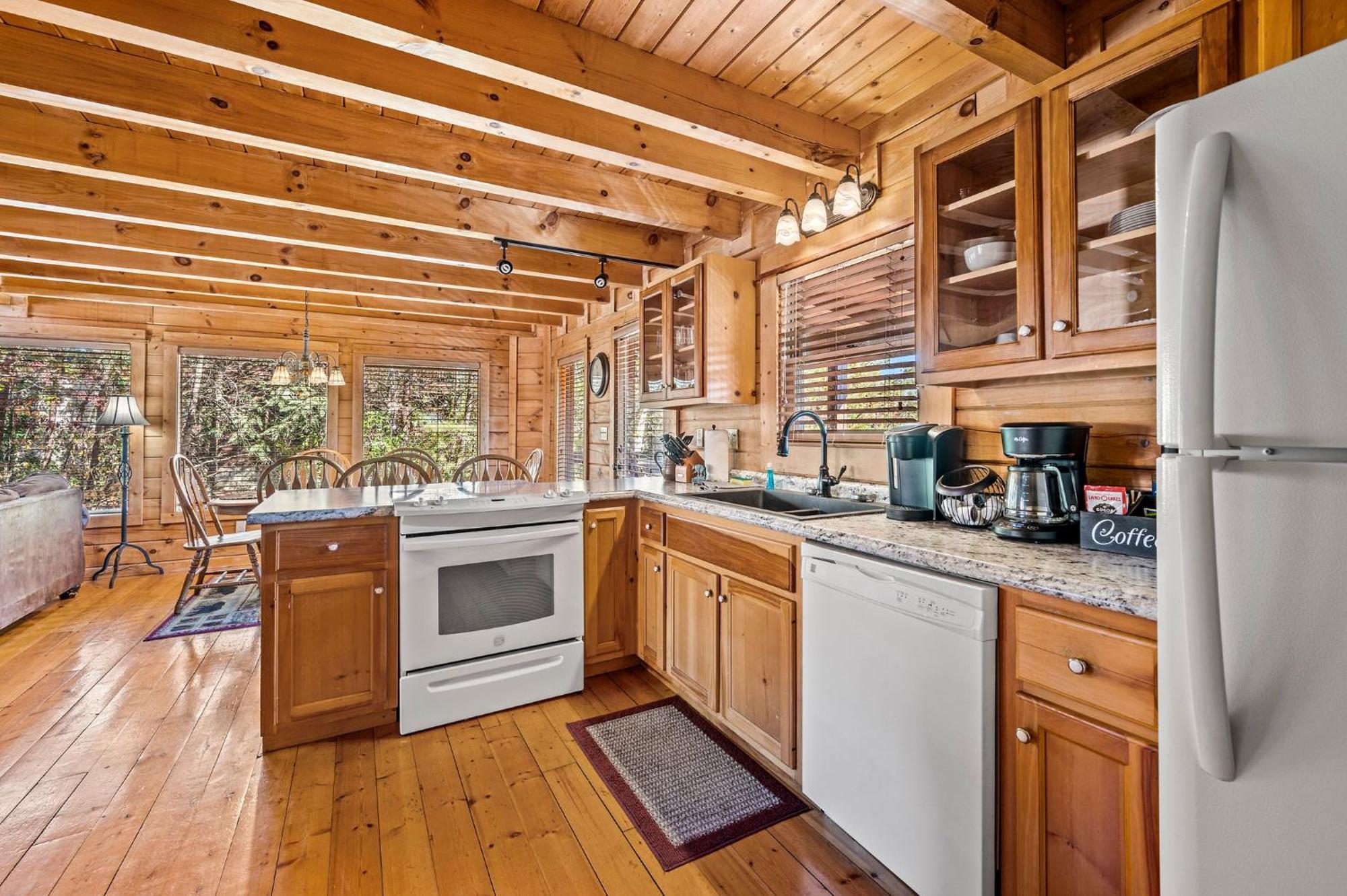 Bearfoot Pines - True Log Cabin - Wi-Fi, Hot Tub, Fishing, Deck With Views! - Mins To Pf Sevierville Eksteriør billede