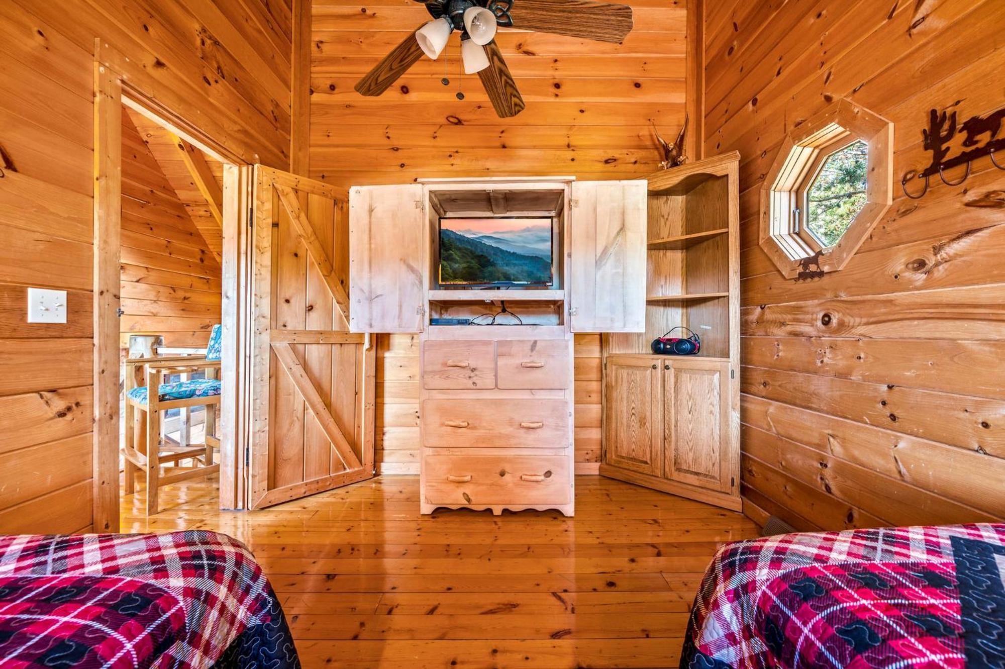 Bearfoot Pines - True Log Cabin - Wi-Fi, Hot Tub, Fishing, Deck With Views! - Mins To Pf Sevierville Eksteriør billede