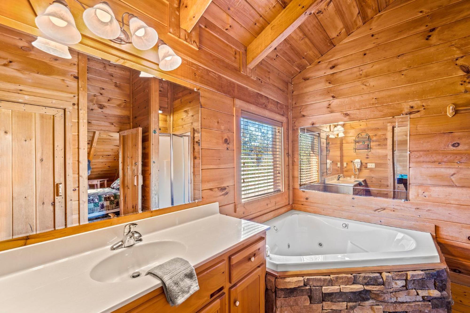 Bearfoot Pines - True Log Cabin - Wi-Fi, Hot Tub, Fishing, Deck With Views! - Mins To Pf Sevierville Eksteriør billede