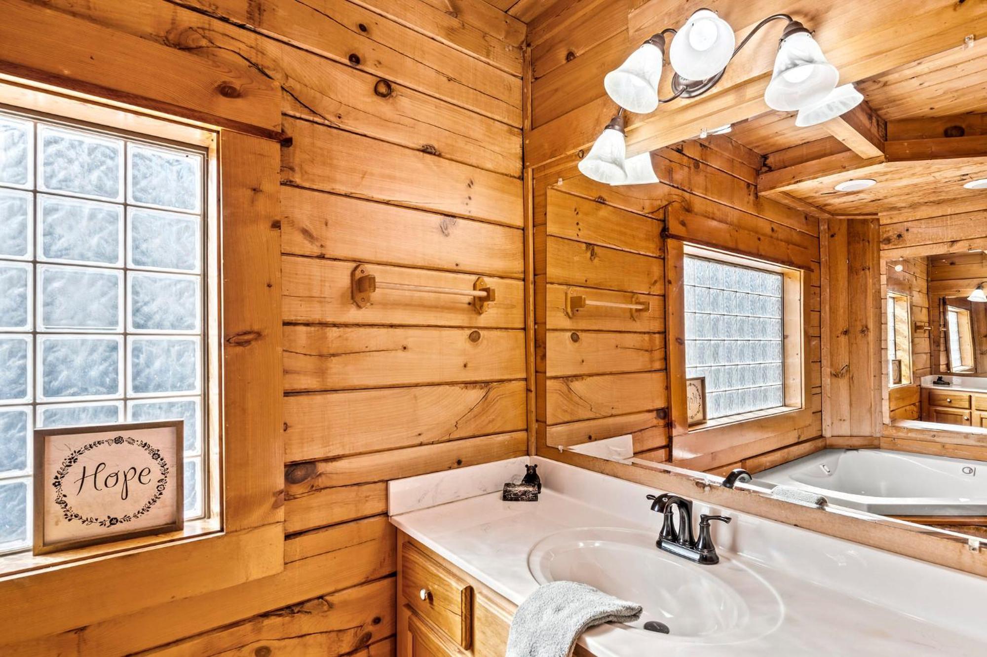 Bearfoot Pines - True Log Cabin - Wi-Fi, Hot Tub, Fishing, Deck With Views! - Mins To Pf Sevierville Eksteriør billede