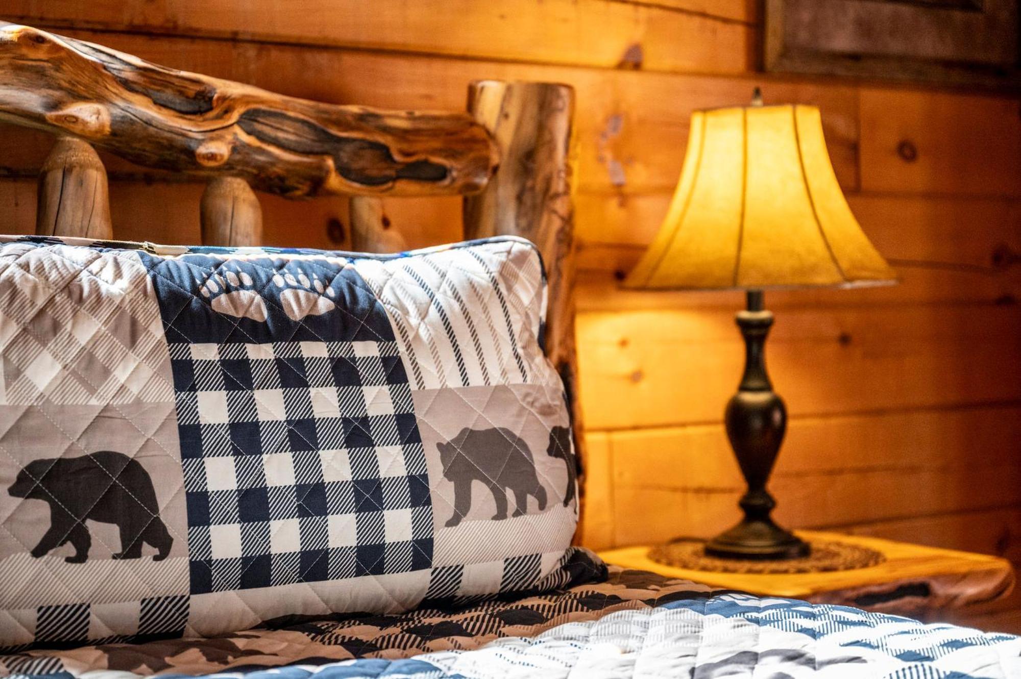 Bearfoot Pines - True Log Cabin - Wi-Fi, Hot Tub, Fishing, Deck With Views! - Mins To Pf Sevierville Eksteriør billede