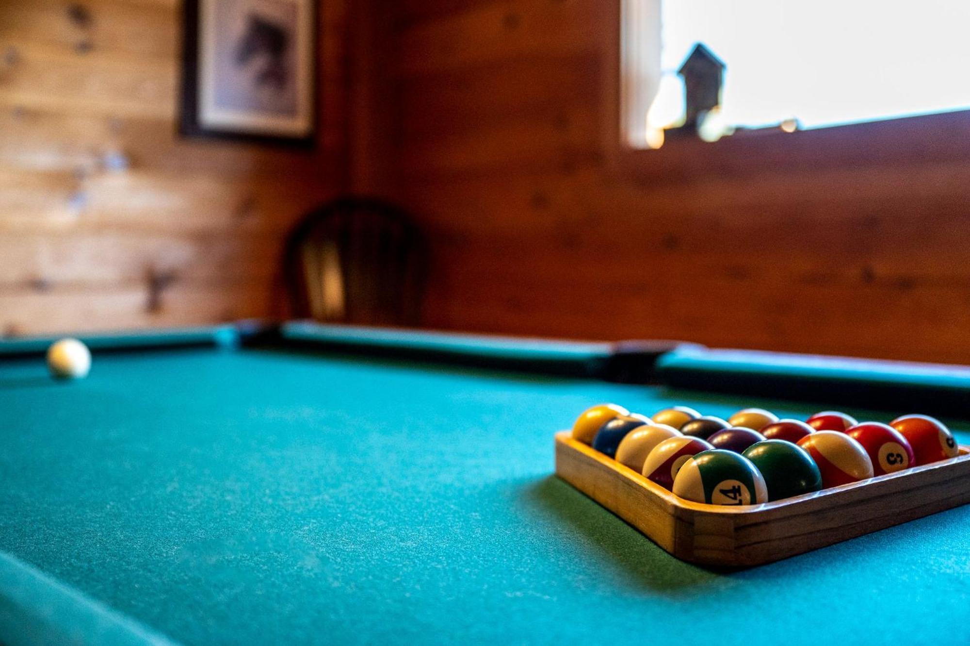 Bearfoot Pines - True Log Cabin - Wi-Fi, Hot Tub, Fishing, Deck With Views! - Mins To Pf Sevierville Eksteriør billede