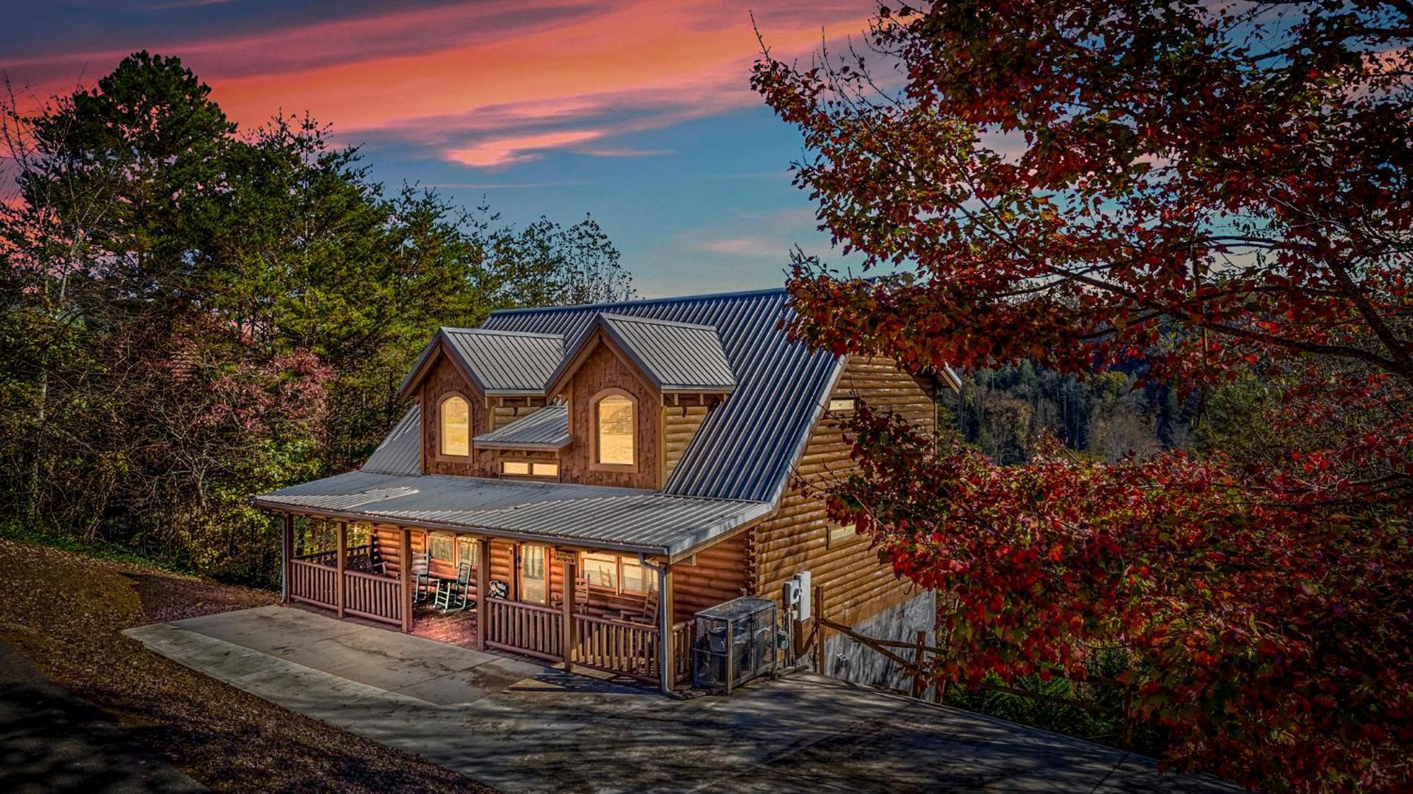 Bearfoot Pines - True Log Cabin - Wi-Fi, Hot Tub, Fishing, Deck With Views! - Mins To Pf Sevierville Eksteriør billede