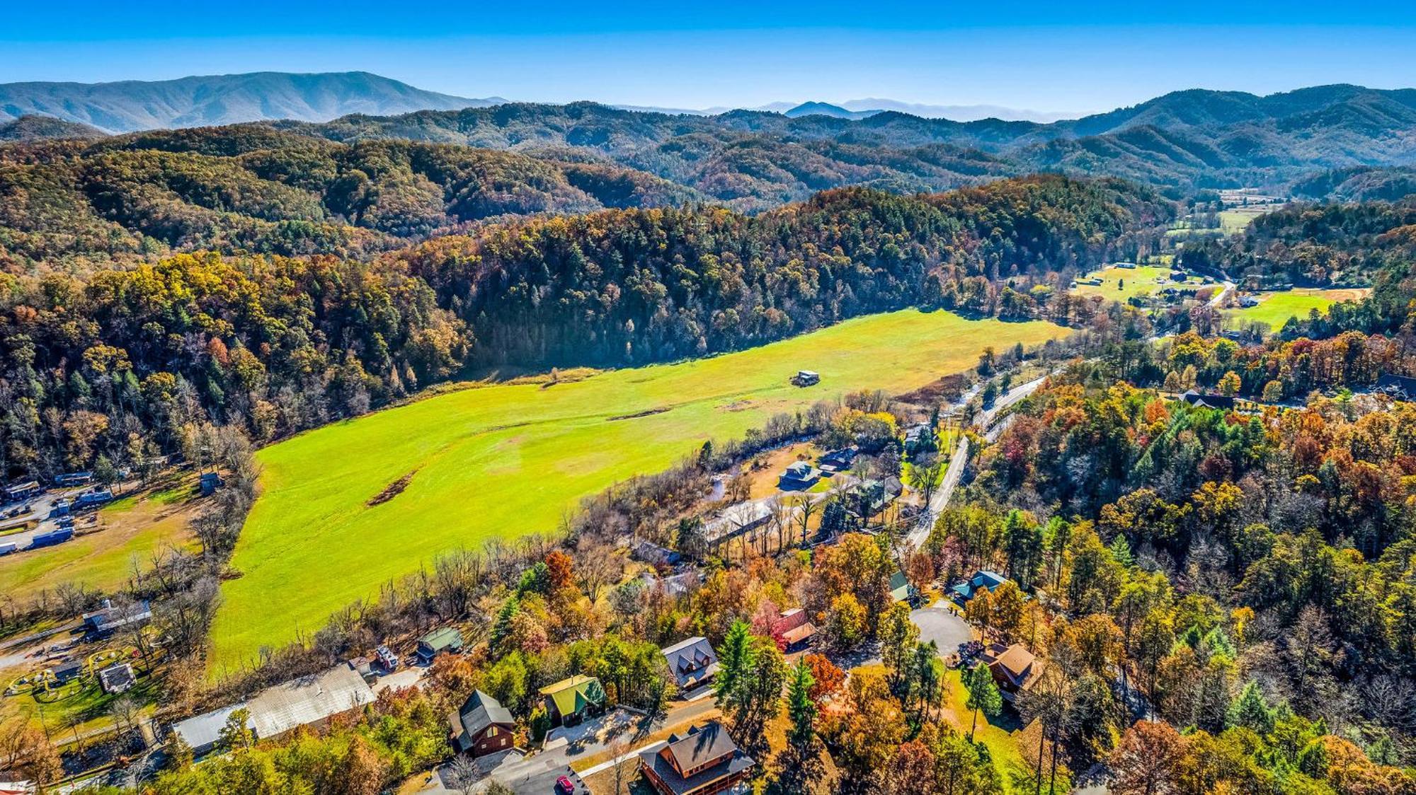 Bearfoot Pines - True Log Cabin - Wi-Fi, Hot Tub, Fishing, Deck With Views! - Mins To Pf Sevierville Eksteriør billede