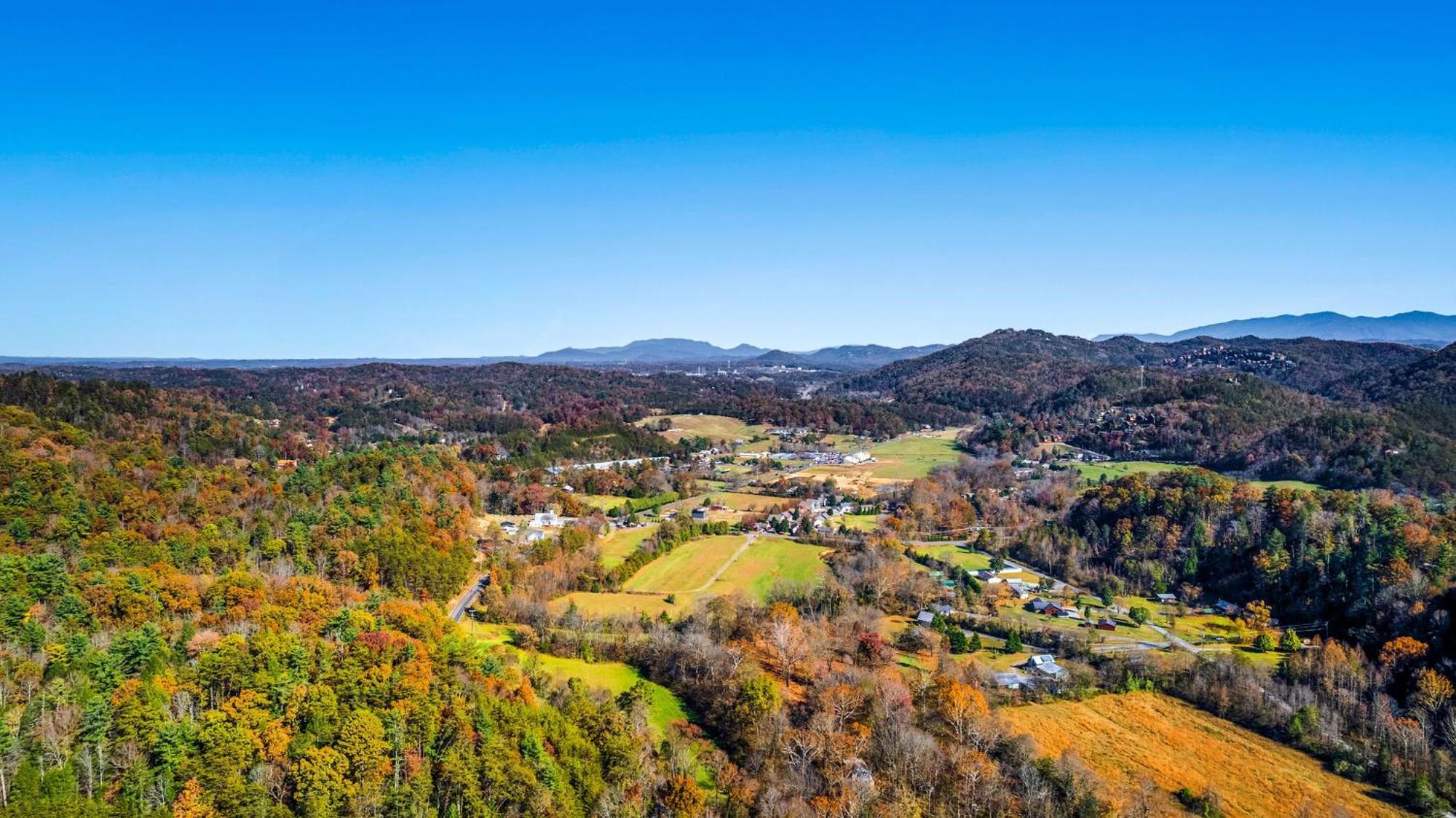 Bearfoot Pines - True Log Cabin - Wi-Fi, Hot Tub, Fishing, Deck With Views! - Mins To Pf Sevierville Eksteriør billede